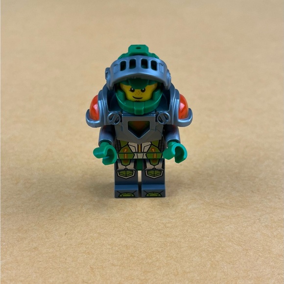 LEGO Aaron Silver Visor Minifigure 70325 Nexo Knights Castle 2" - Picture 2 of 9